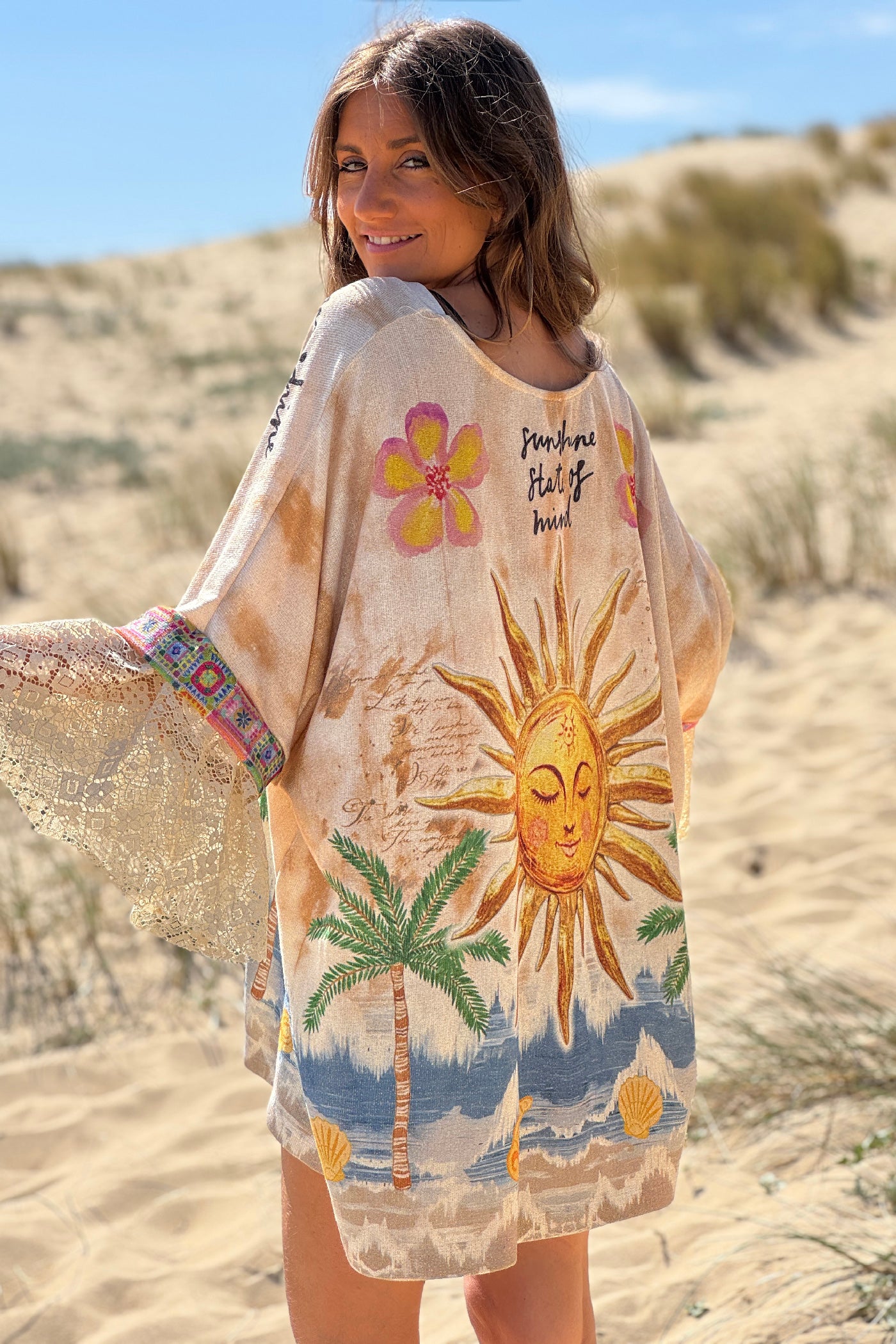 Top large et brillant imprimé soleil et plage détail dentelle aux manches