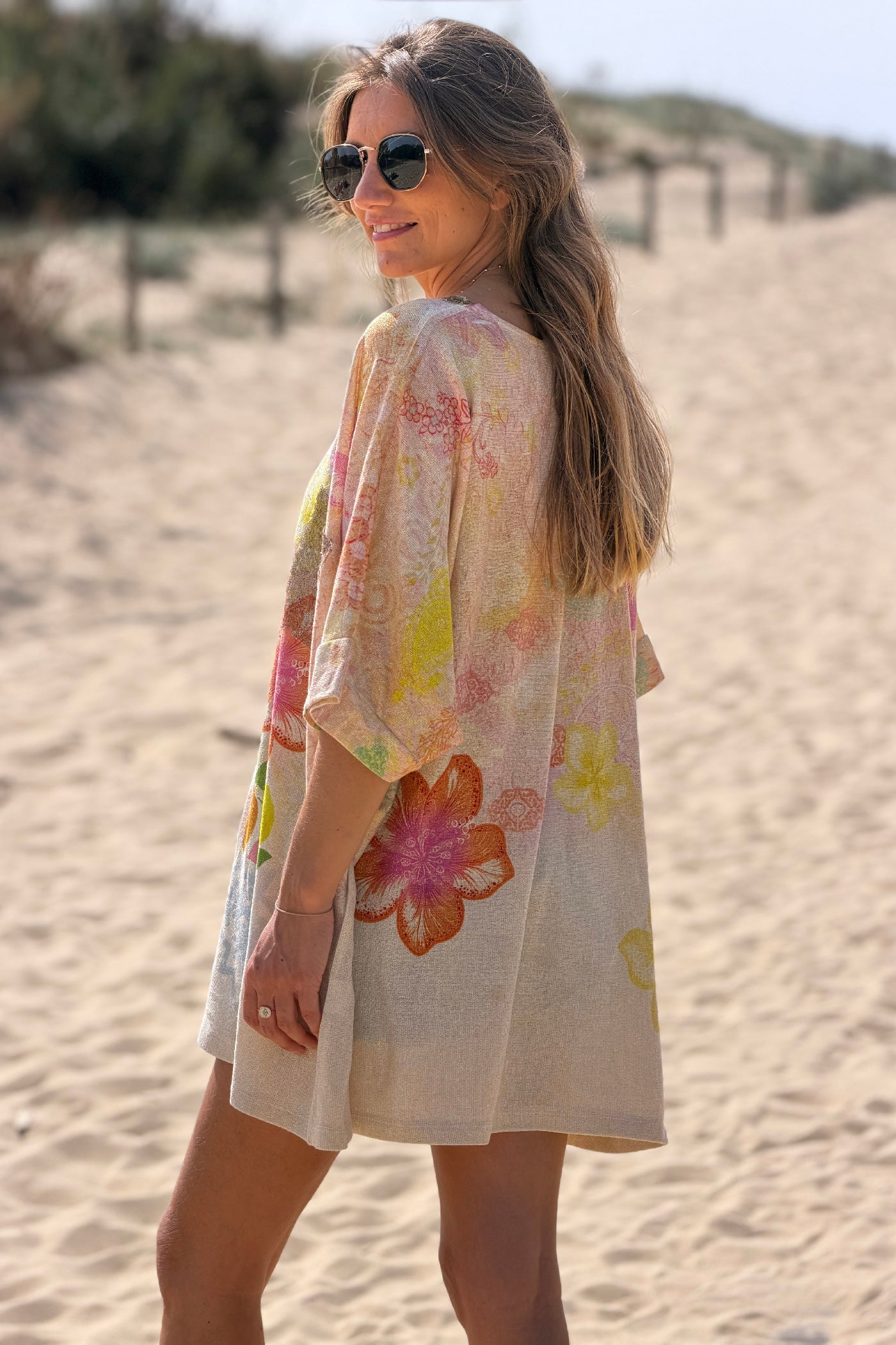 Top large et brillant lurex beige imprimé perroquet coloré Lucky col et poche en sequins