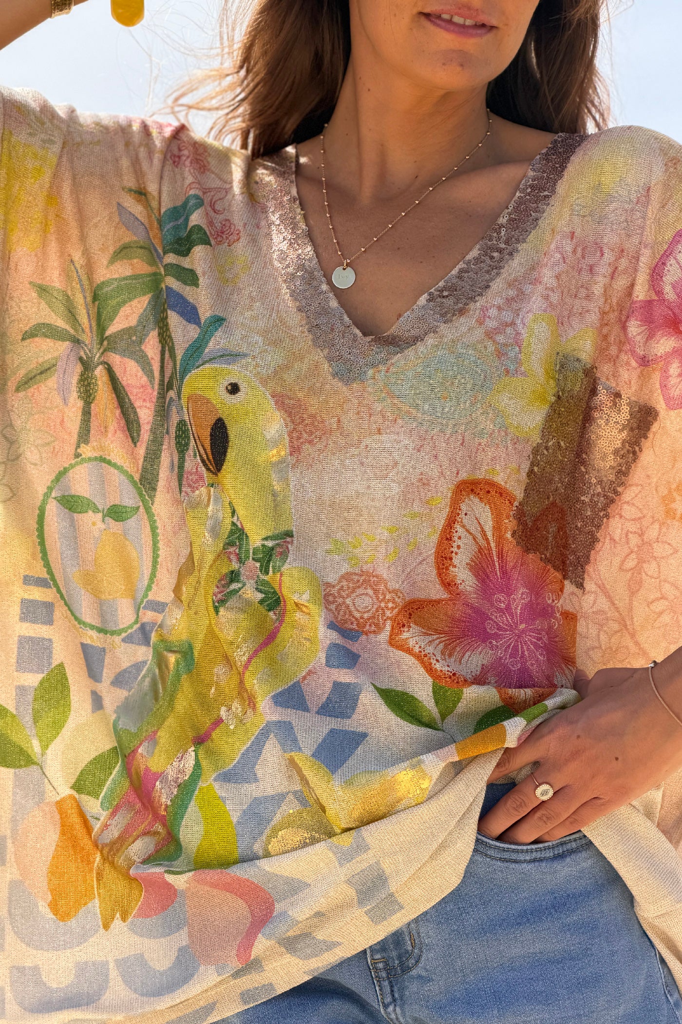 Top large et brillant lurex beige imprimé perroquet coloré Lucky col et poche en sequins