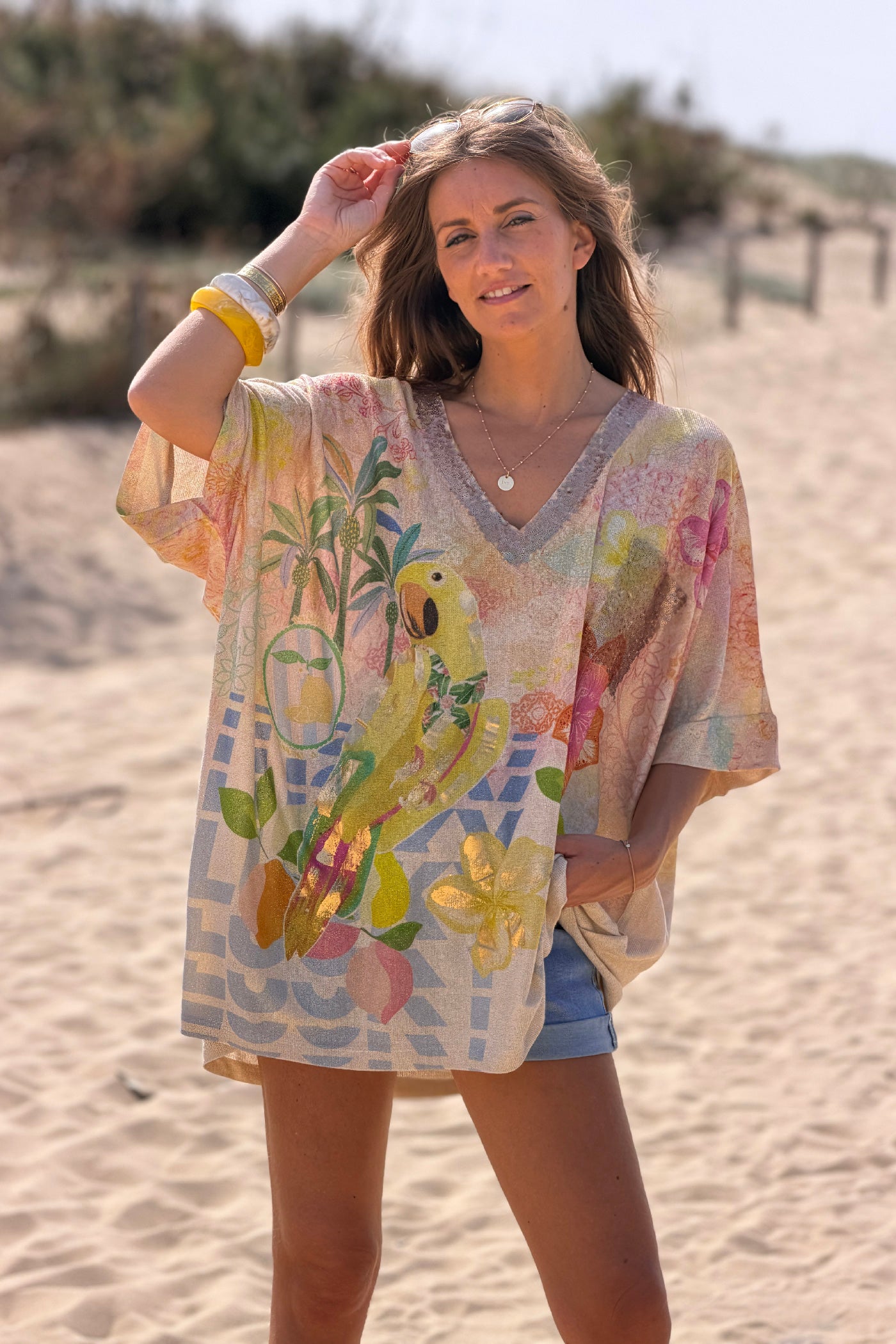 Top large et brillant lurex beige imprimé perroquet coloré Lucky col et poche en sequins