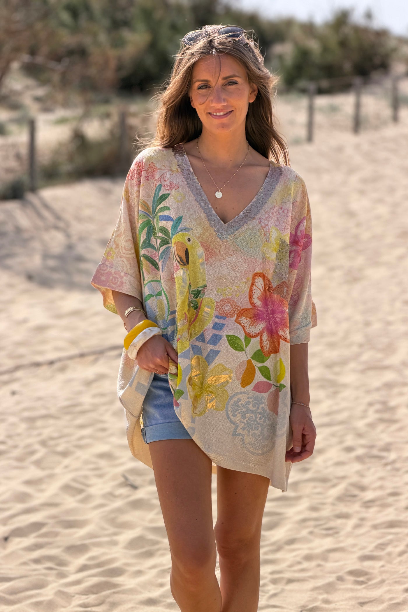 Top large et brillant lurex beige imprimé perroquet coloré Lucky col et poche en sequins