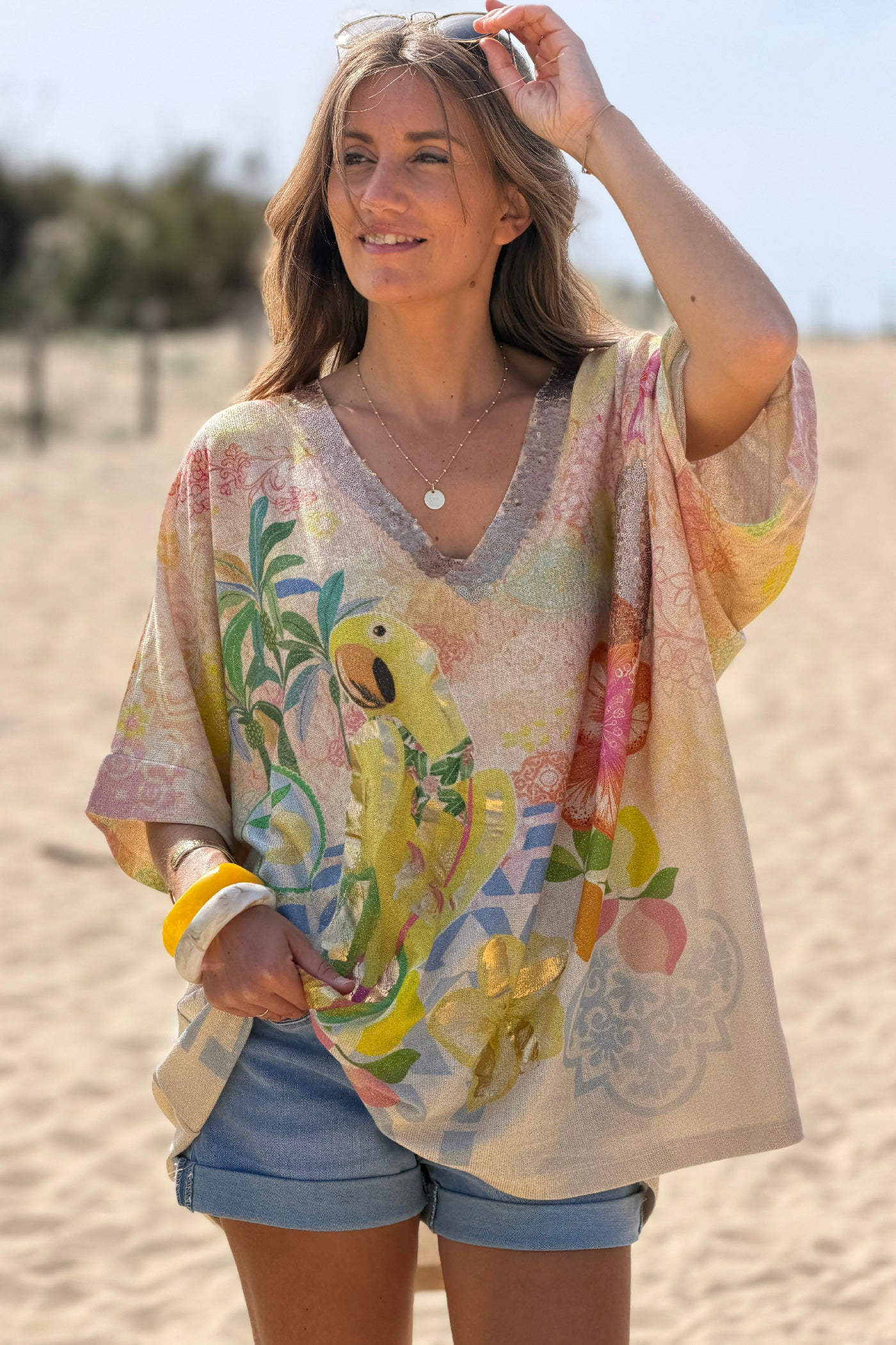 Top large et brillant lurex beige imprimé perroquet coloré Lucky col et poche en sequins