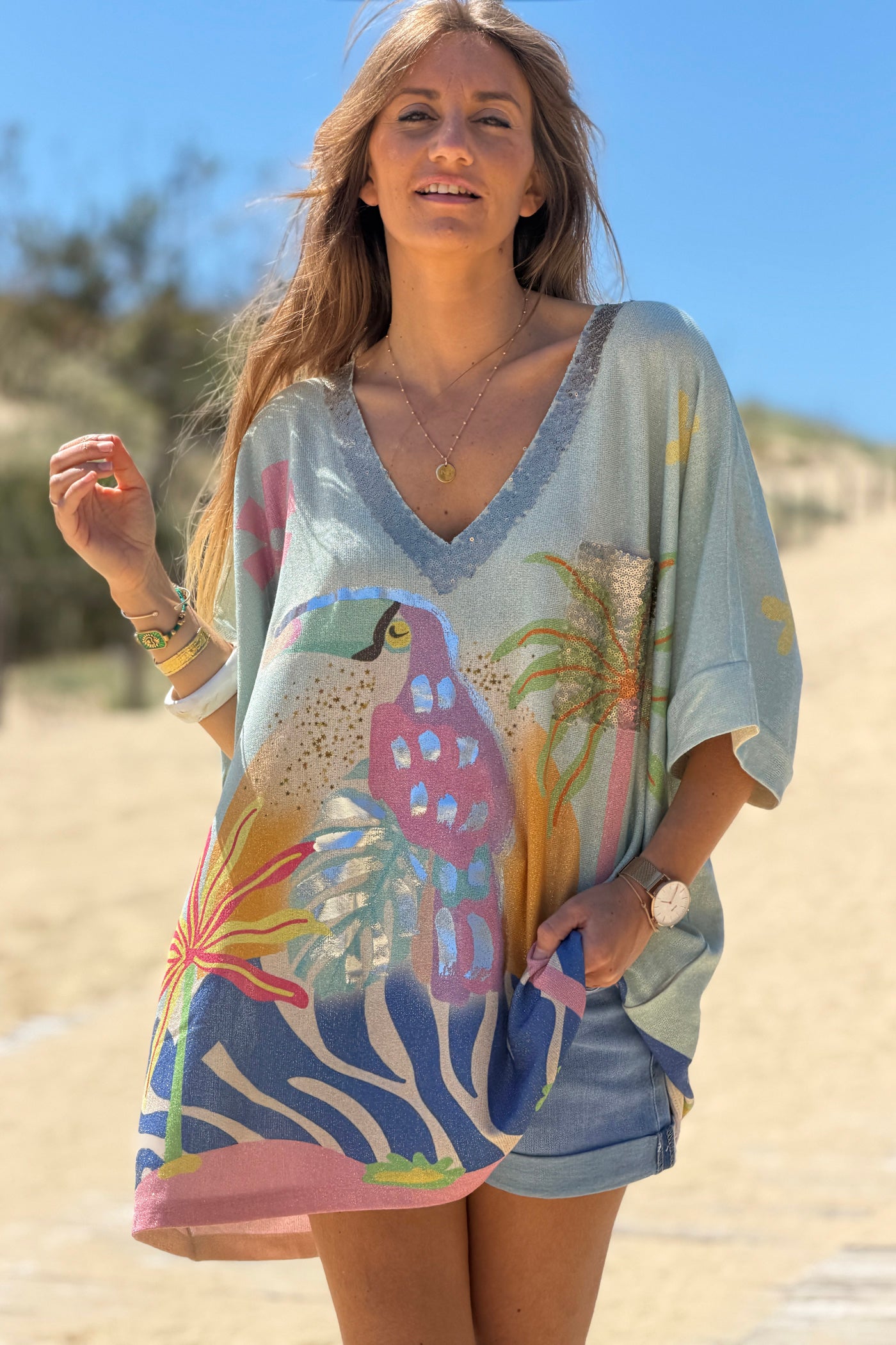 Top large et brillant lurex bleue imprimé perroquets Joy col et poche en sequins