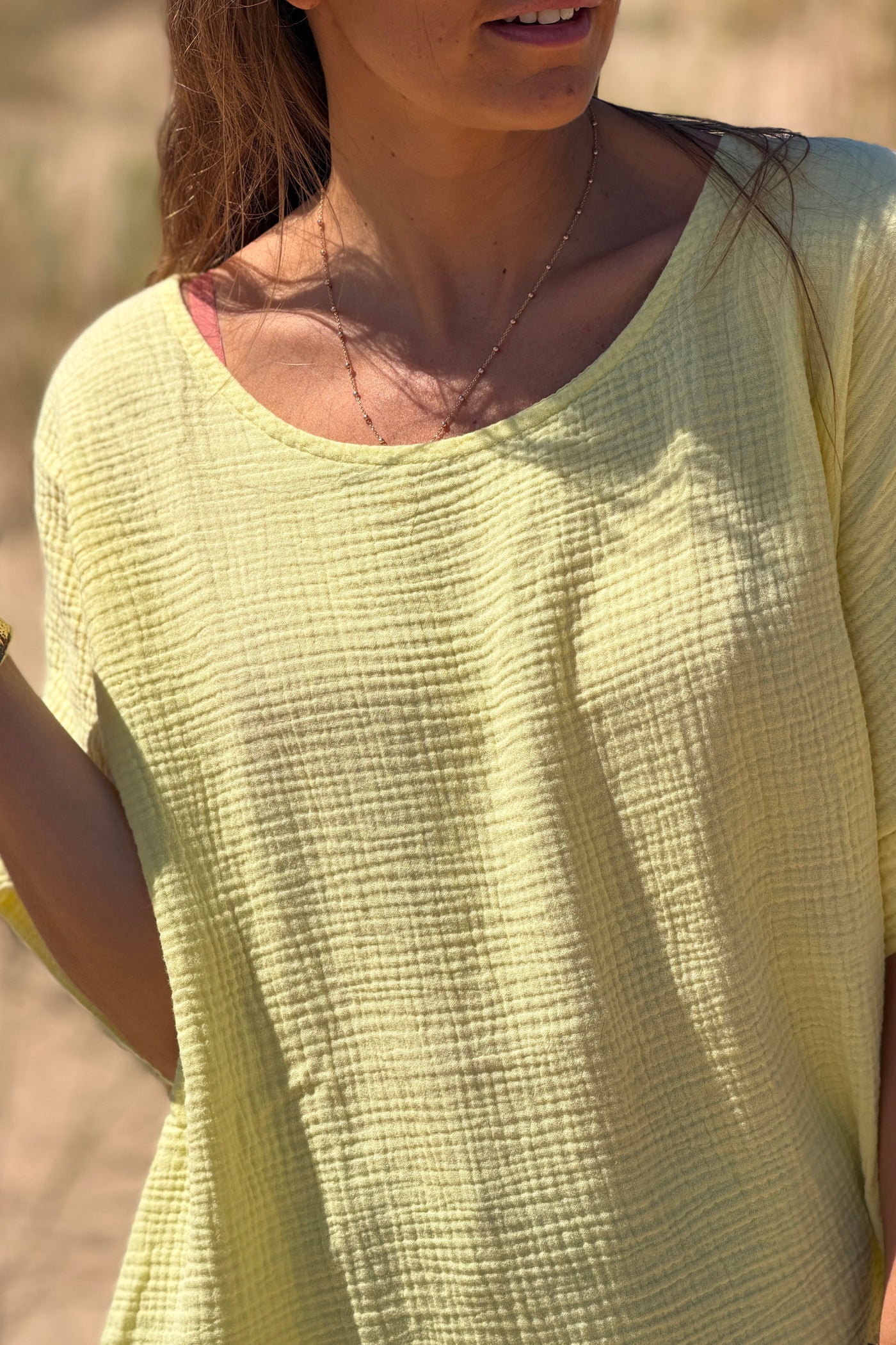 Top large jaune en gaze de coton basique col rond