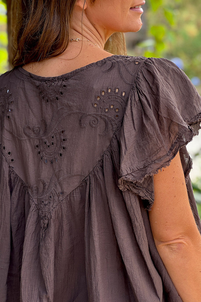 Top marron en coton details col et dos en broderie anglaise