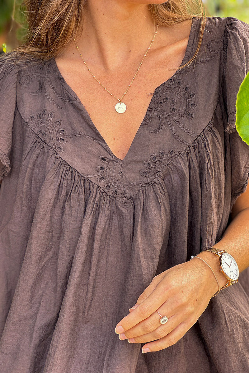 Top marron en coton details col et dos en broderie anglaise