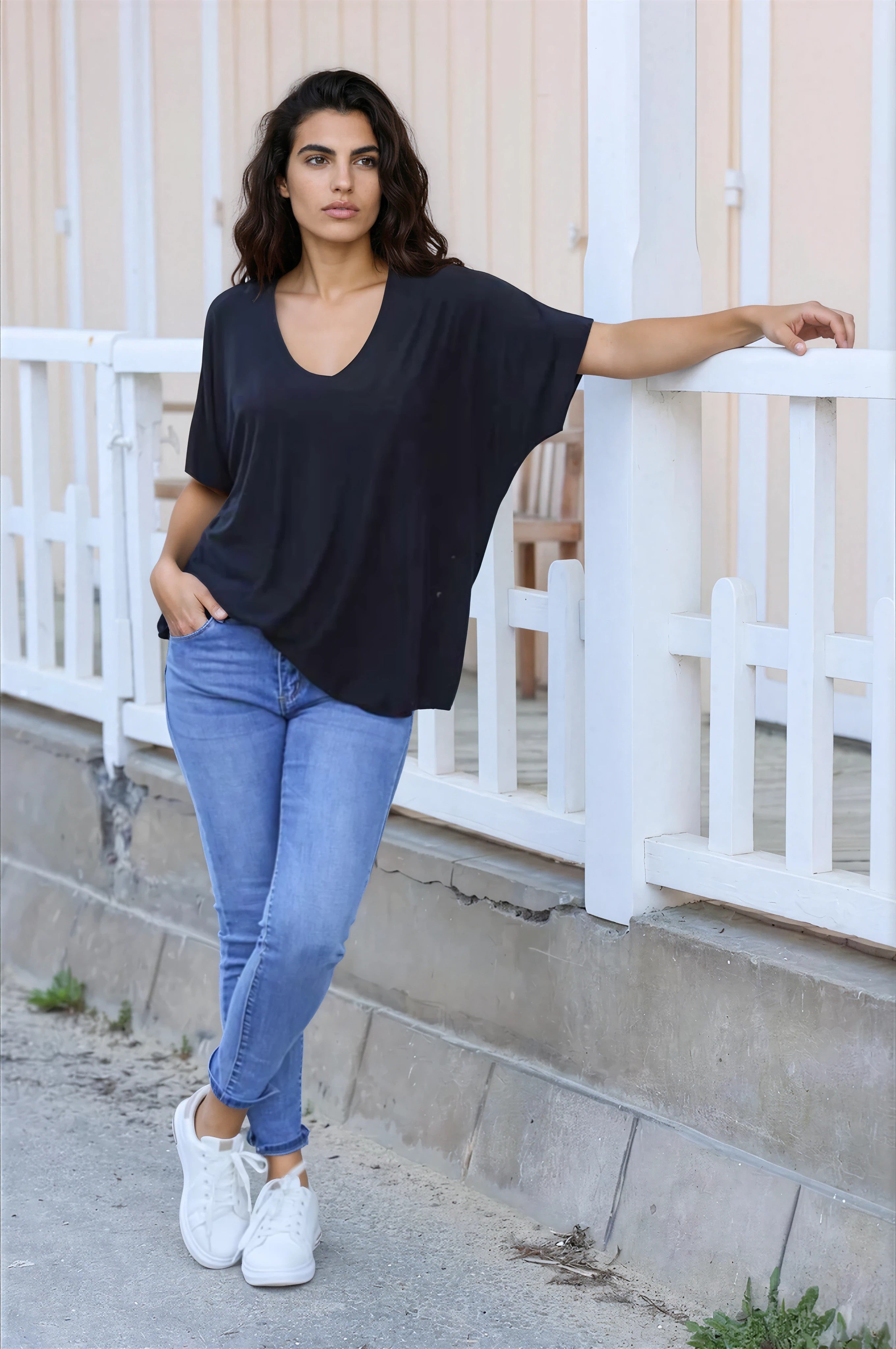 Top fluido negro confort y elástico con cuello de pico