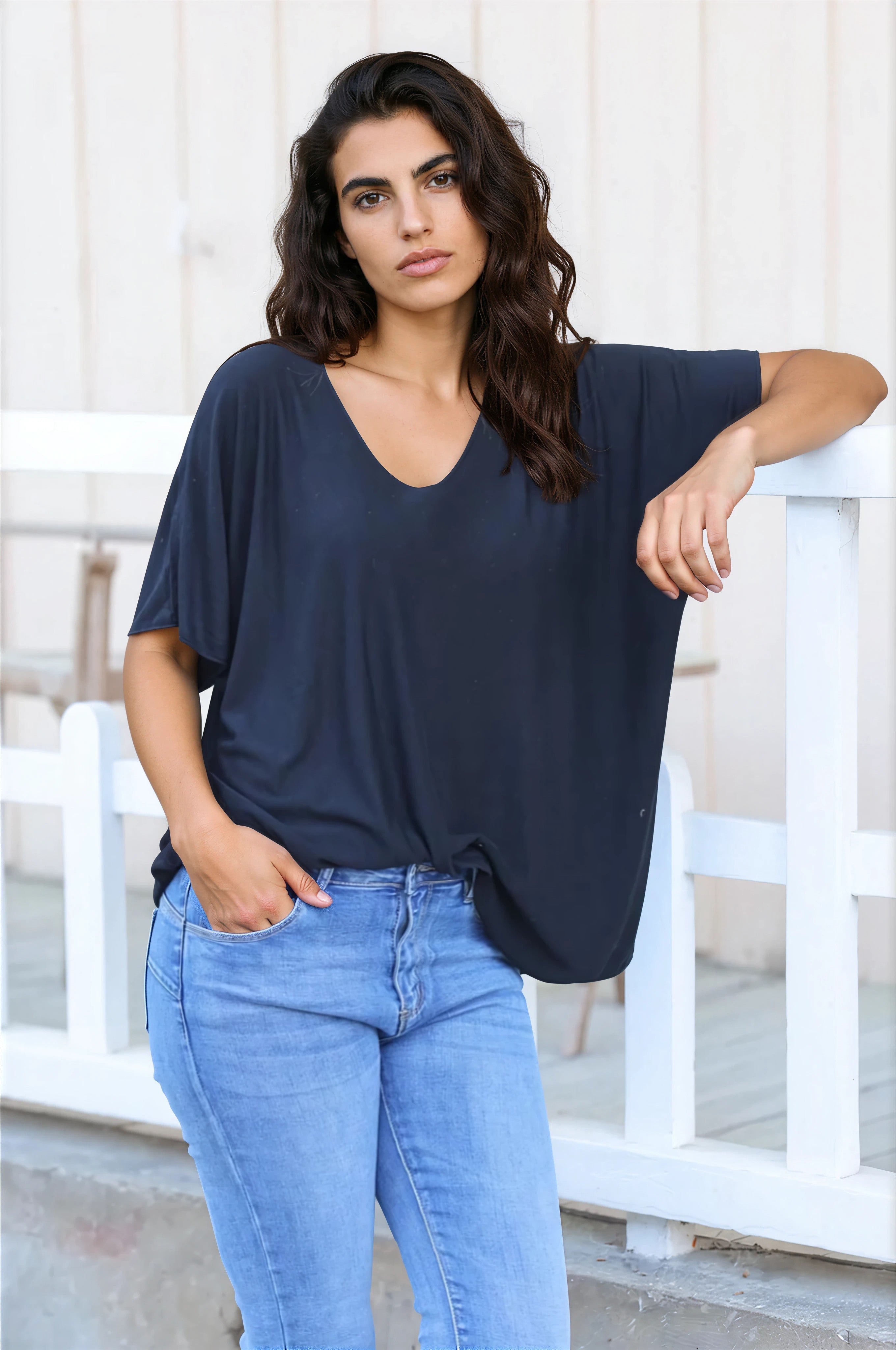 Top fluido negro confort y elástico con cuello de pico
