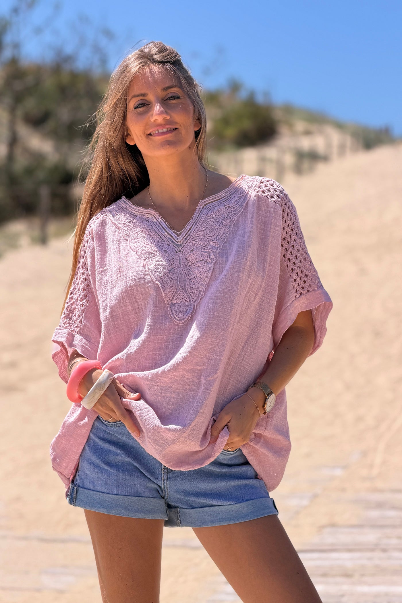 Top rose poudré en coton large col broderie et sequins détail épaule ajouré