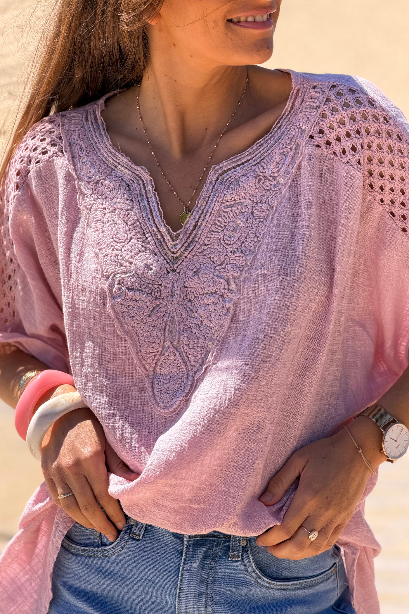 Top rose poudré en coton large col broderie et sequins détail épaule ajouré