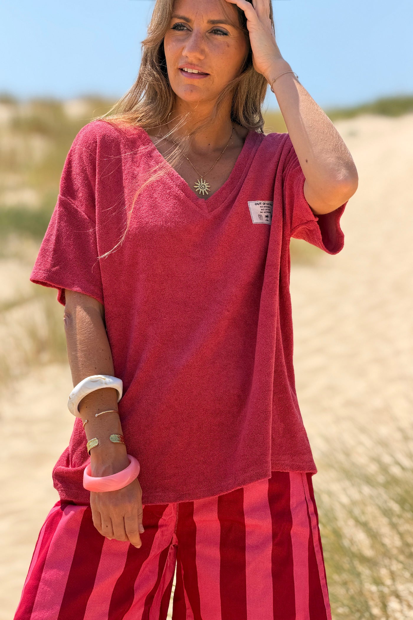 Top tshirt en éponge framboise détail étiquette Out of office vacances col v