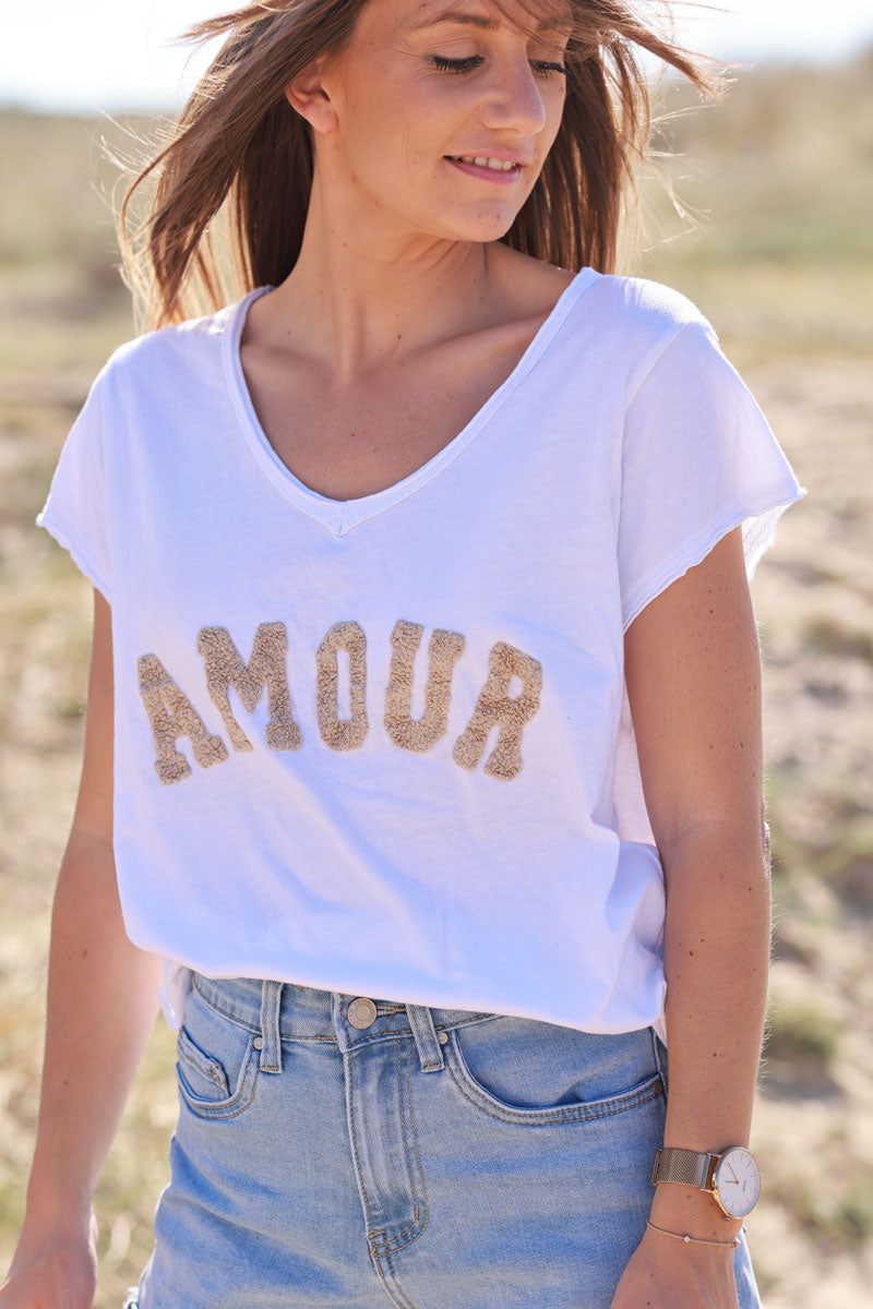 T-shirt blanc col V manches courtes Amour bouclette beige