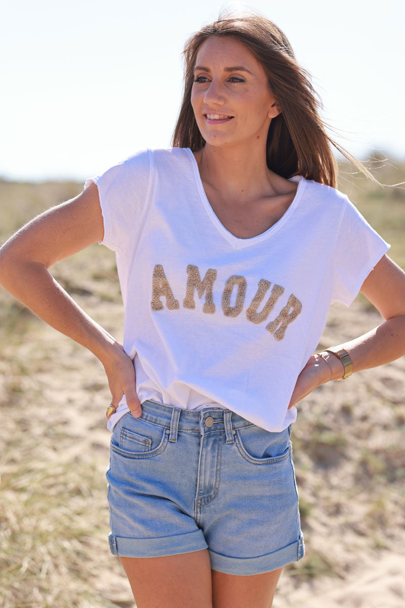 T-shirt blanc col V manches courtes Amour bouclette beige