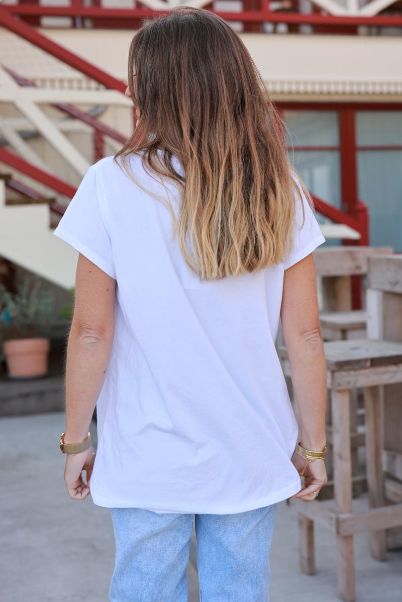 T-shirt blanc col V manches courtes tête de mort mexicaine en paillettes dégradées