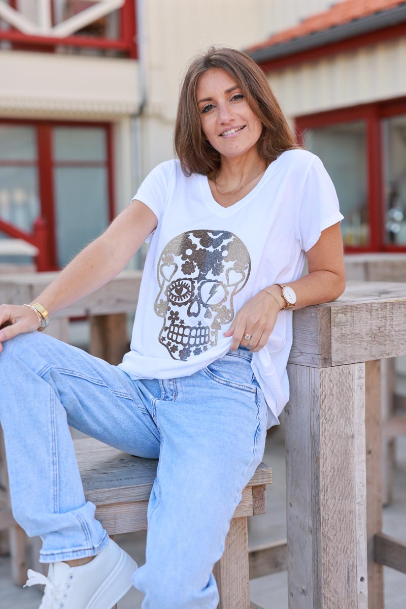 T-shirt blanc col V manches courtes tête de mort mexicaine en paillettes dégradées