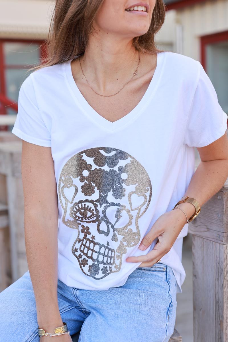 T-shirt blanc col V manches courtes tête de mort mexicaine en paillettes dégradées