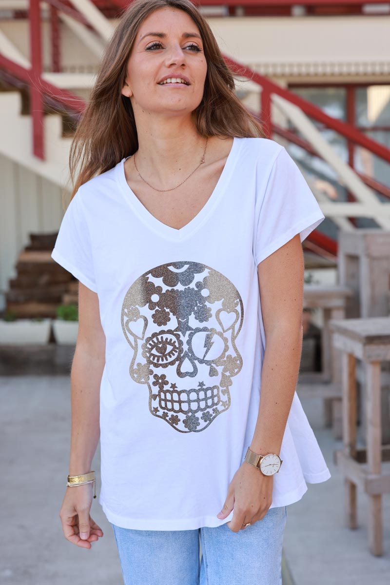 T-shirt blanc col V manches courtes tête de mort mexicaine en paillettes dégradées
