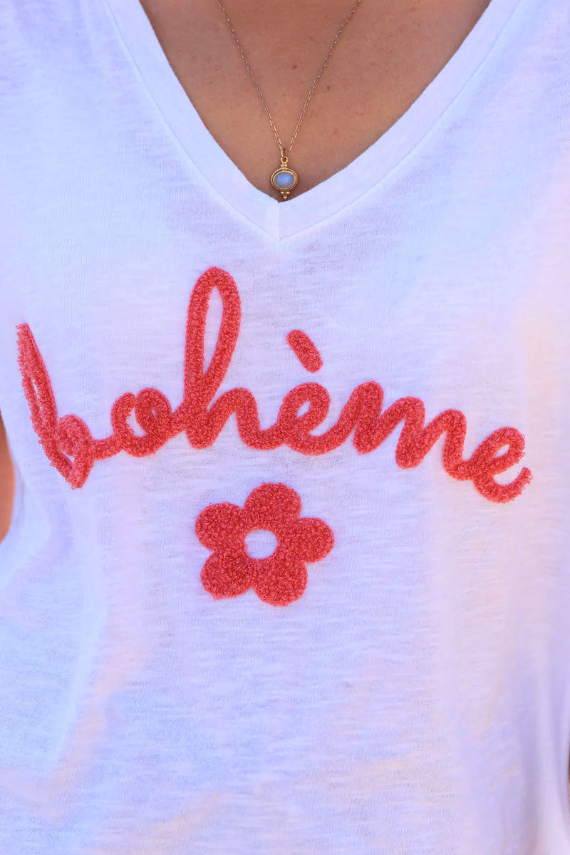 Tshirt blanc en coton col v Bohème et fleurs bouclettes corail