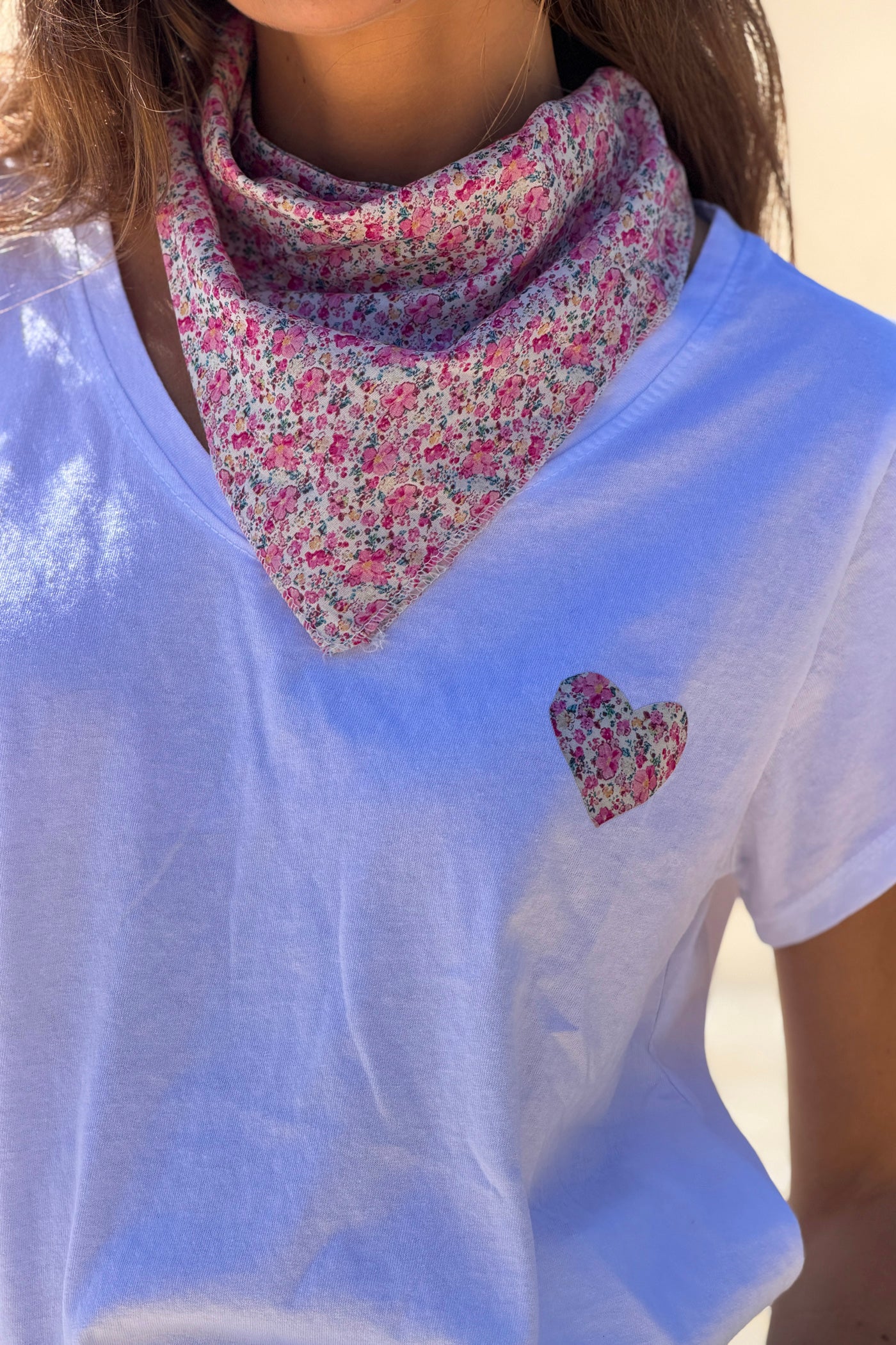 Tshirt blanc en coton coeur liberty rose avec foulard liberty assorti