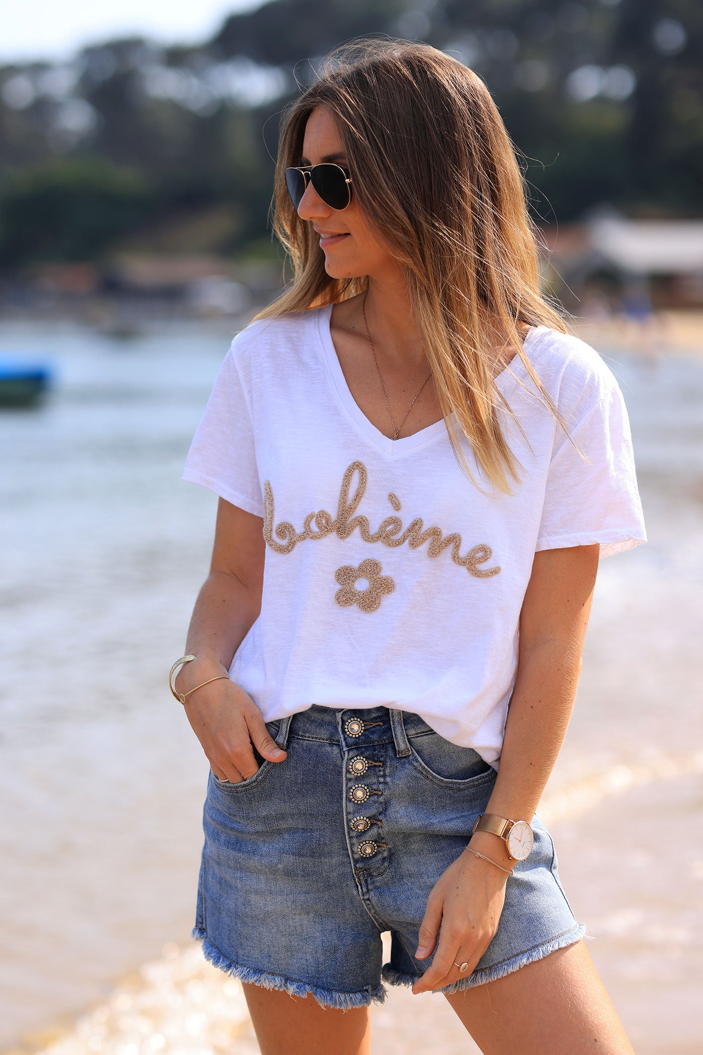 T-shirt blanc en coton col v Bohème et fleurs bouclettes beige
