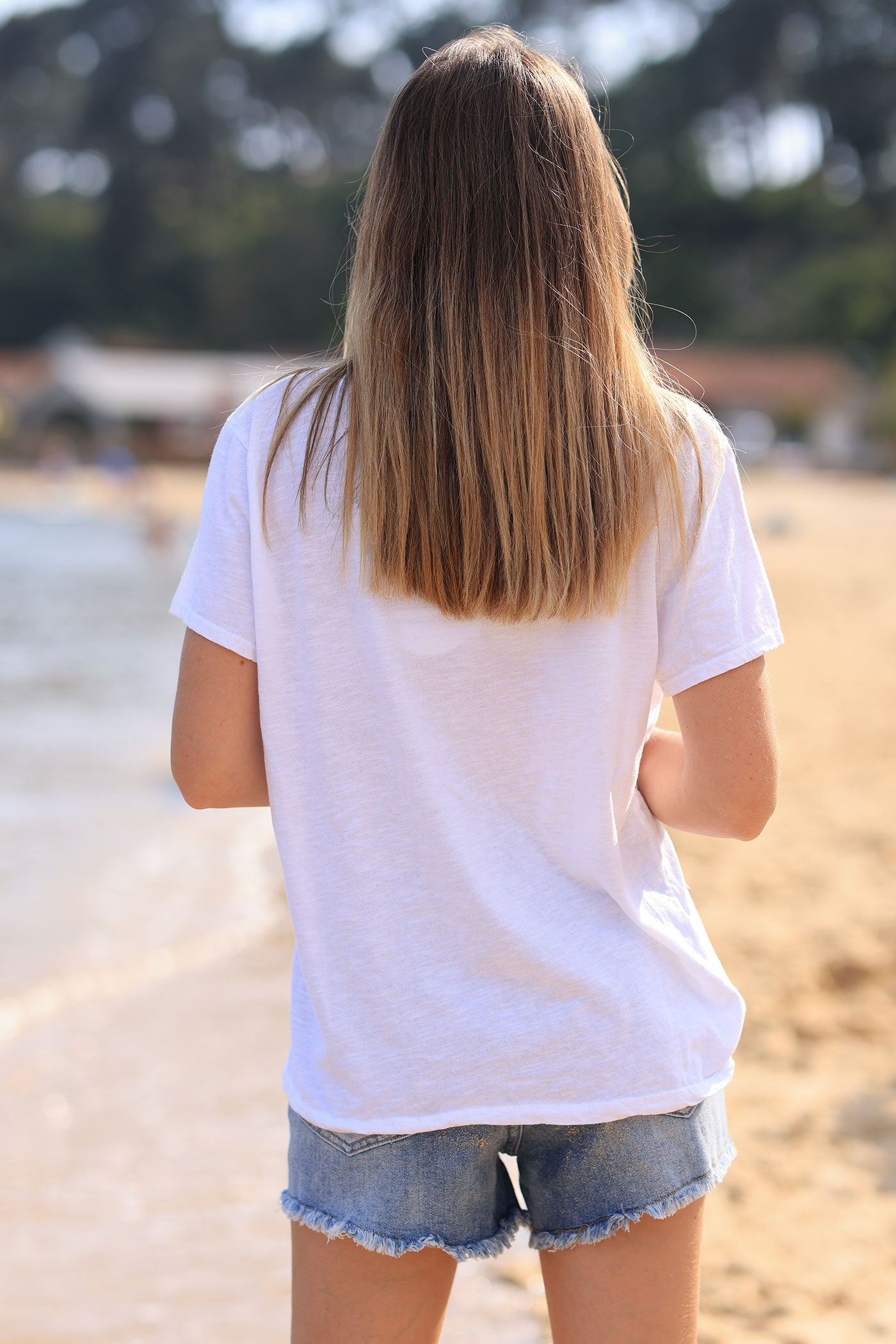 T-shirt blanc en coton col v Bohème et fleurs bouclettes beige