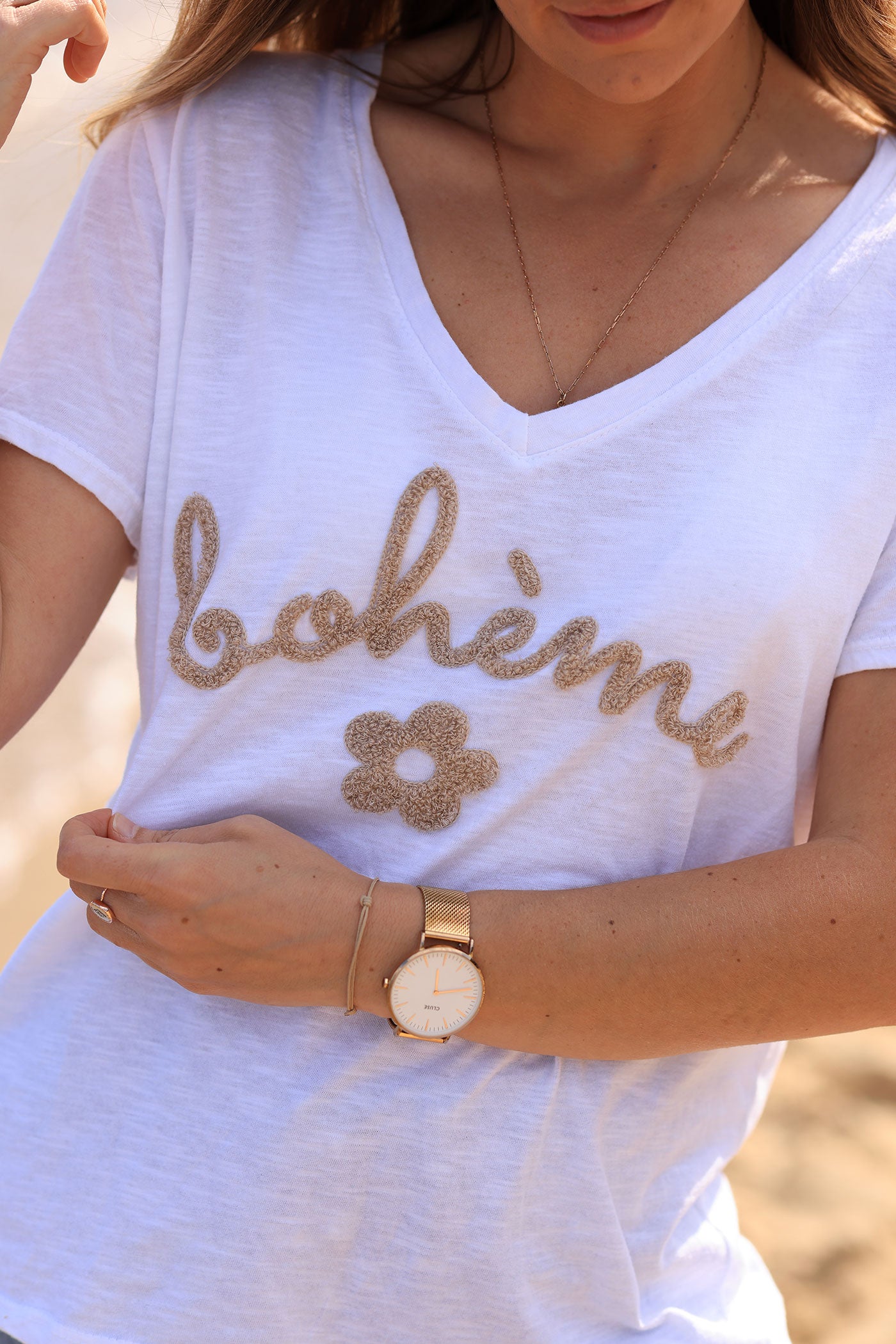 T-shirt blanc en coton col v Bohème et fleurs bouclettes beige