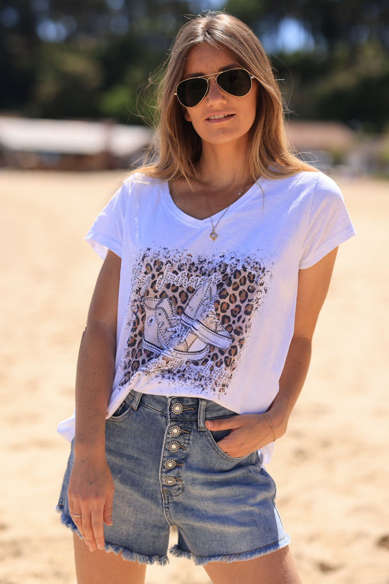 T-shirt blanc en coton col v motif léopard et baskets strass
