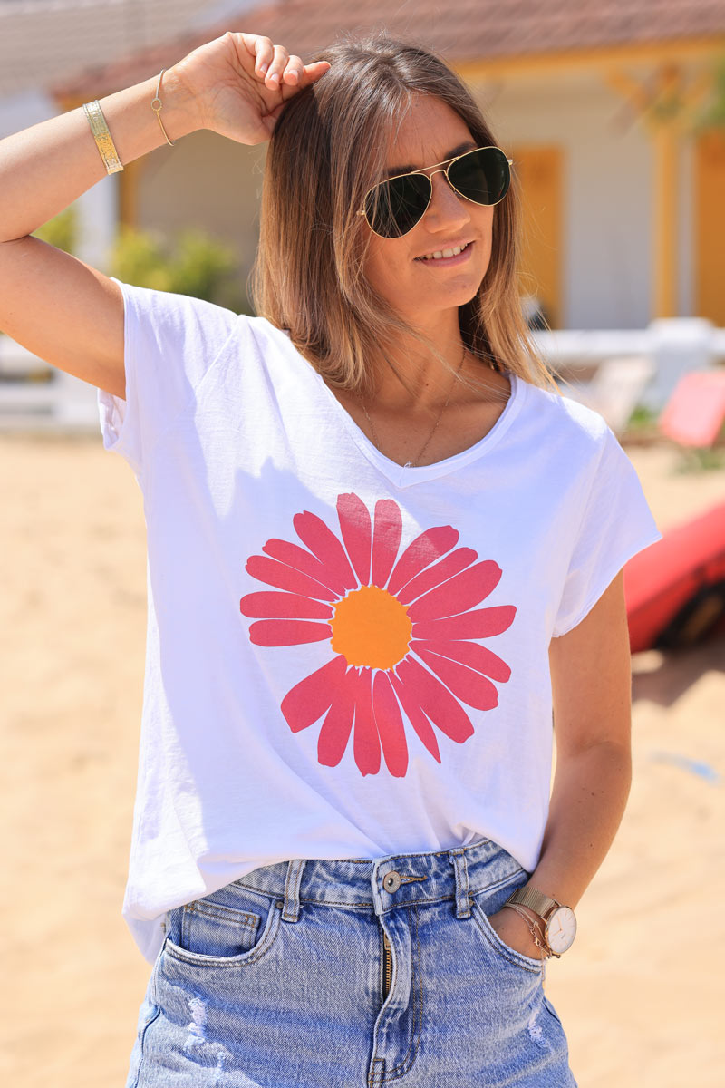White V-neck cotton t-shirt with large fuchsia daisy print