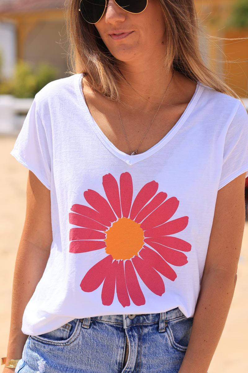 White V-neck cotton t-shirt with large fuchsia daisy print
