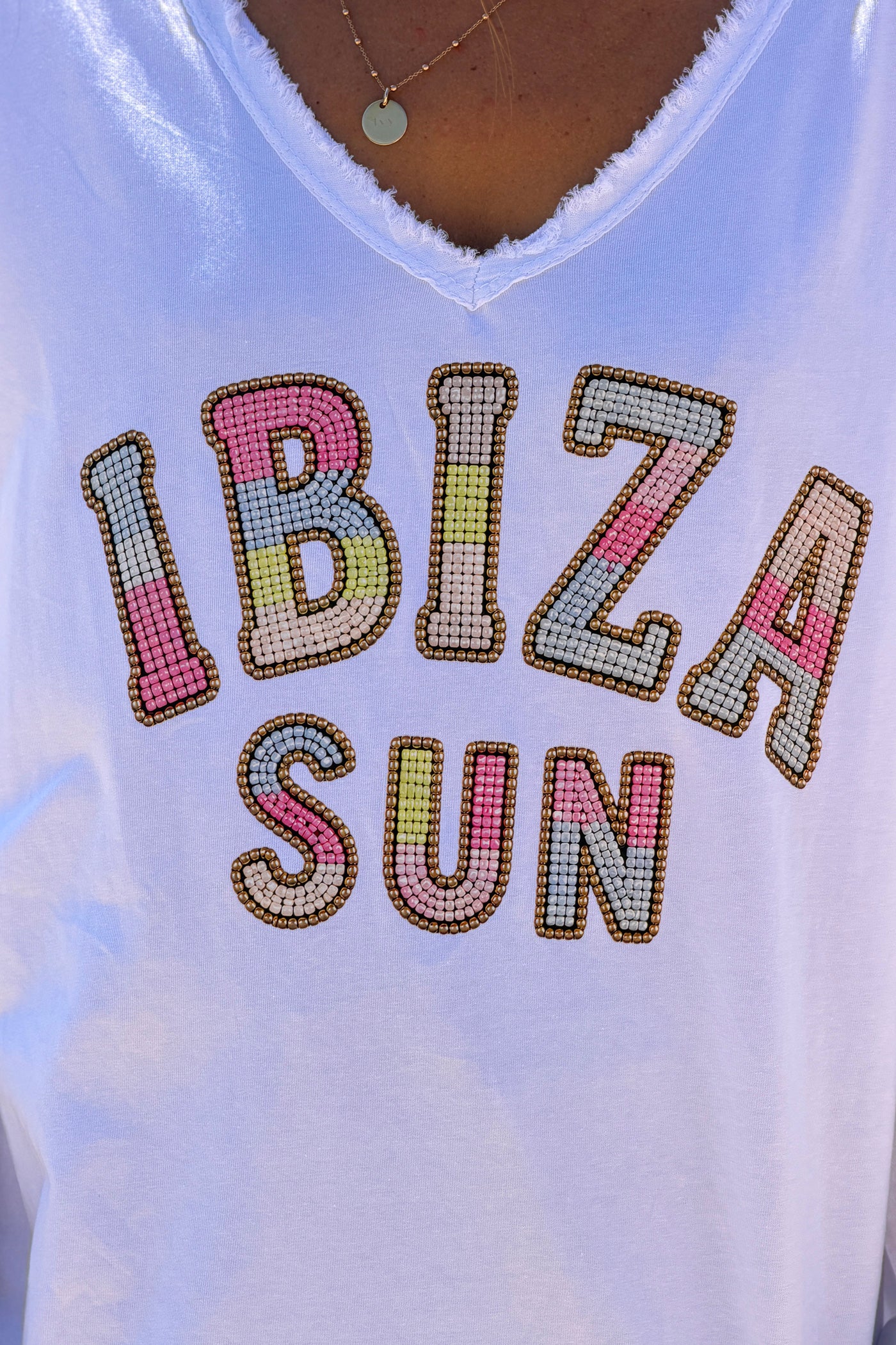 Tshirt blanc en coton imprimé Ibiza effet perles colorées col v franges