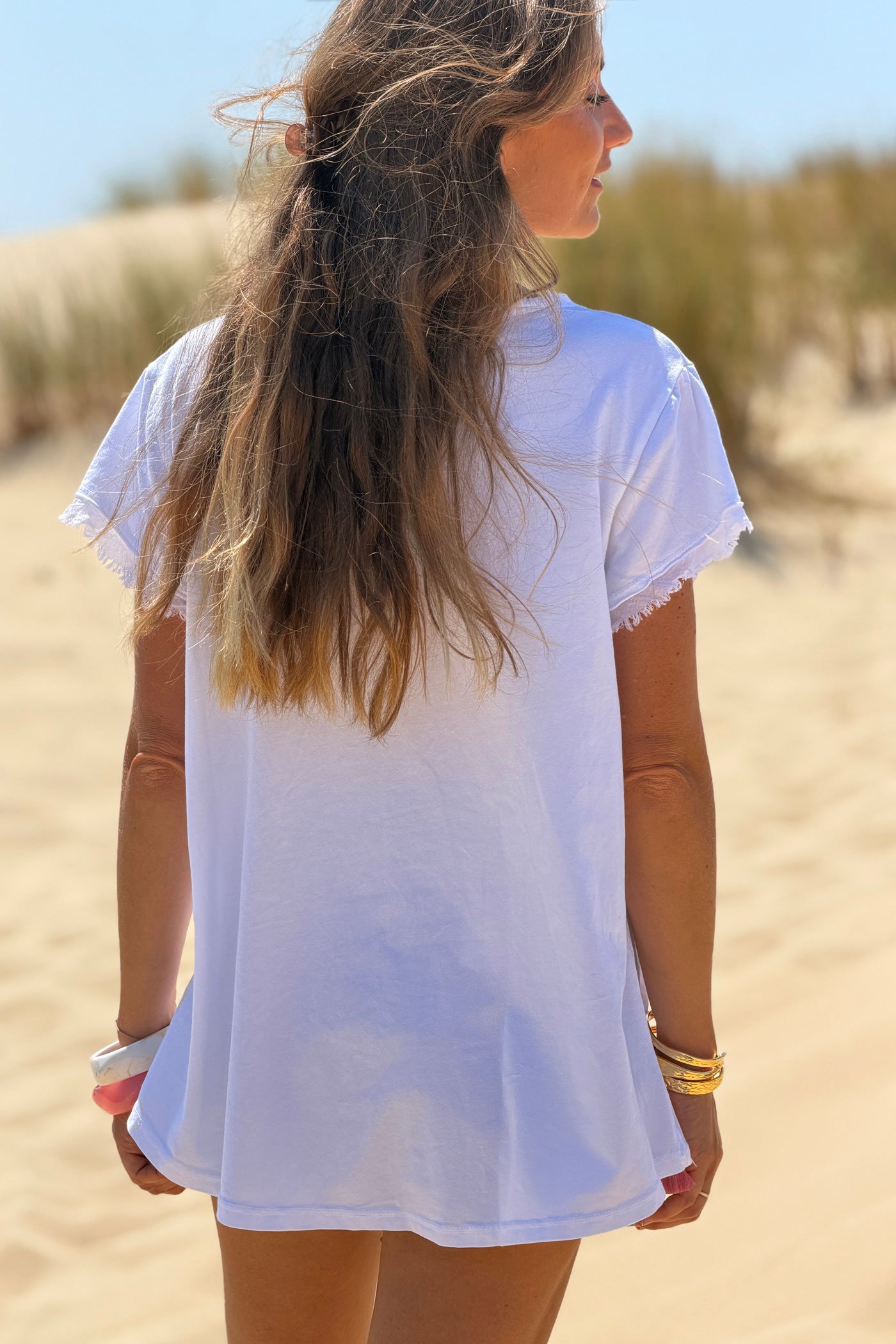 Tshirt blanc en coton imprimé Ibiza effet perles colorées col v franges