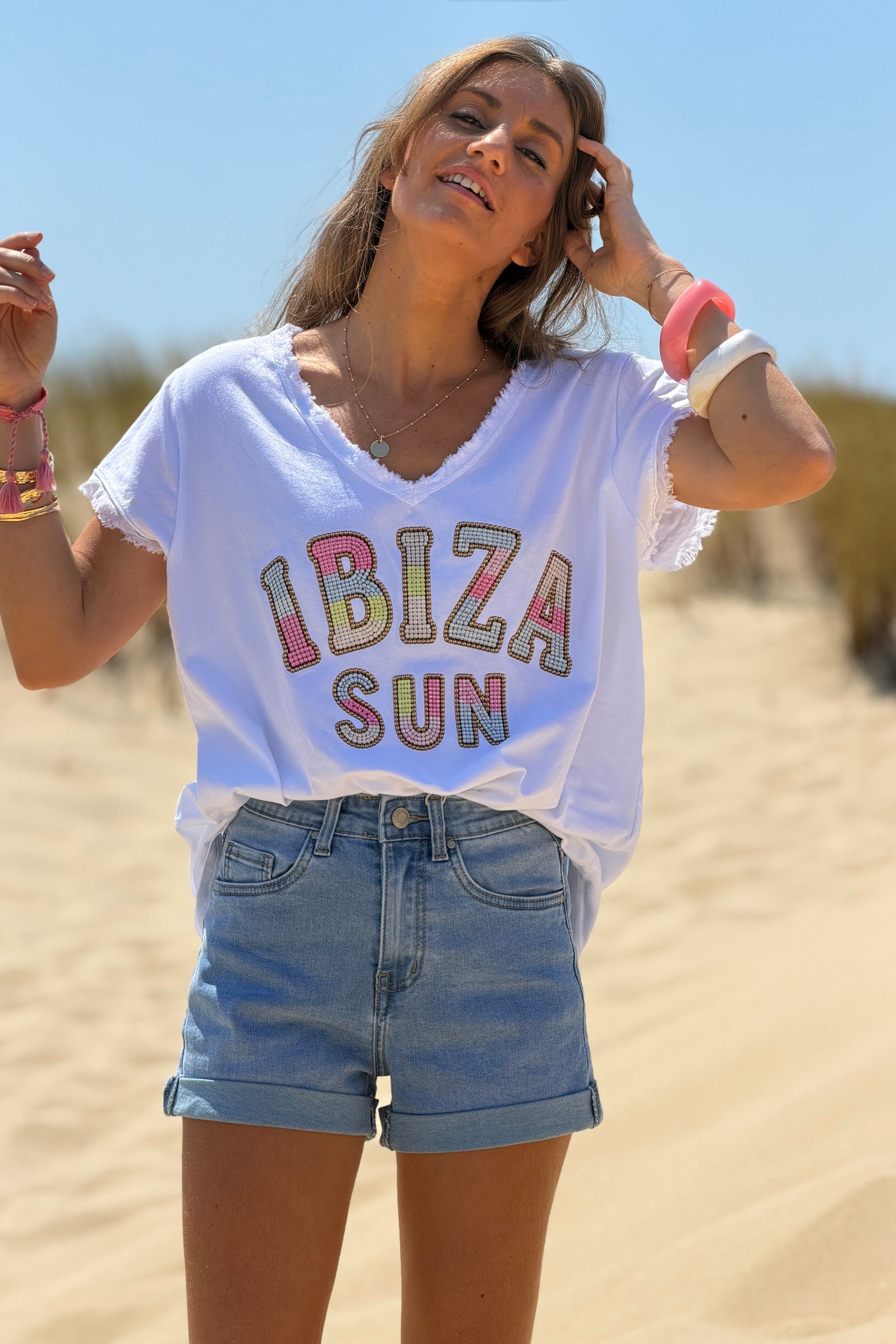 Tshirt blanc en coton imprimé Ibiza effet perles colorées col v franges
