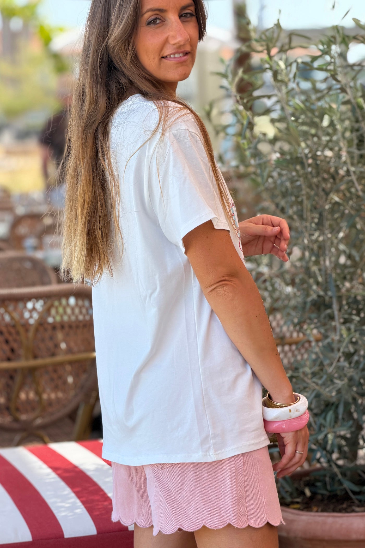 Tshirt blanc en coton motif cadre rayures bleu et homard col v