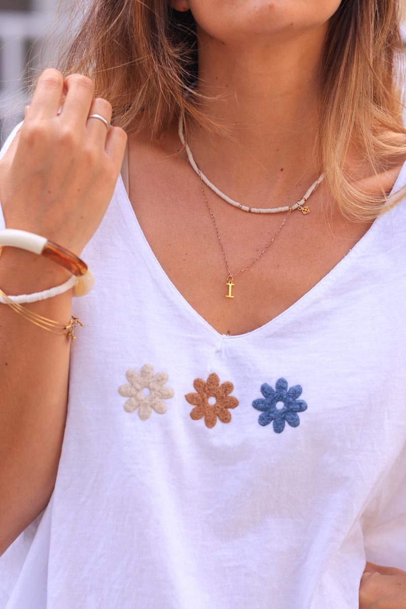 White loose v-neck t-shirt with flowers in boucle