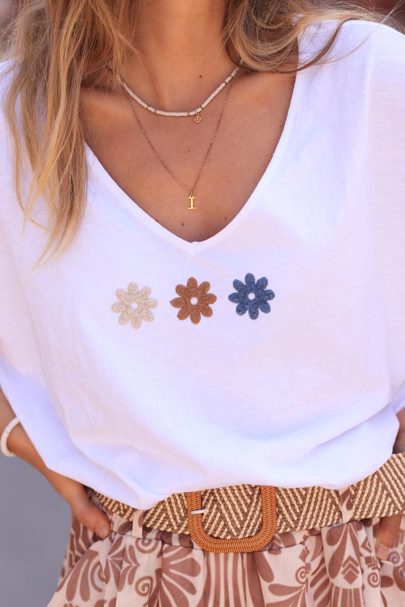 White loose v-neck t-shirt with flowers in boucle