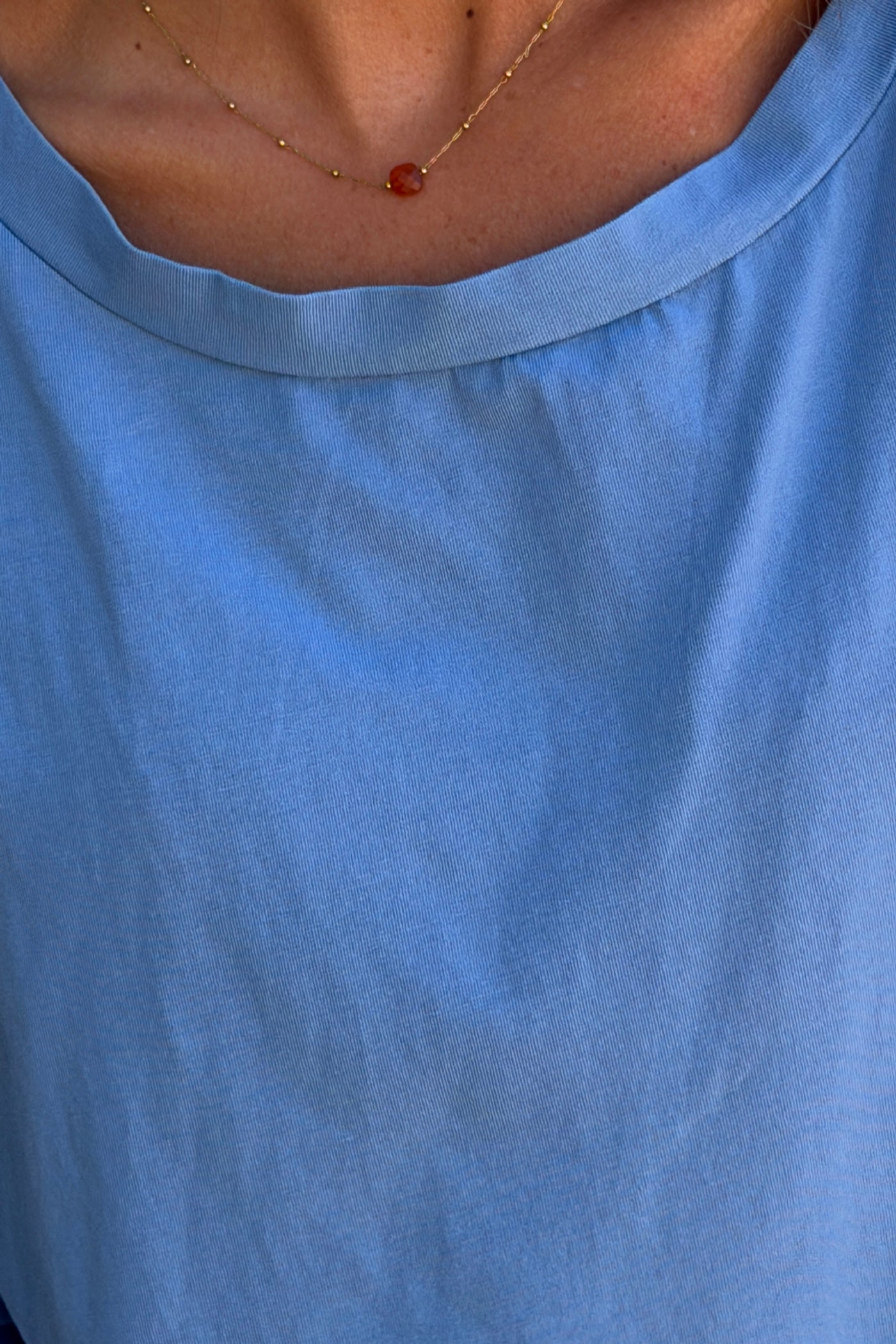 Tshirt bleu à manches longues large col rond