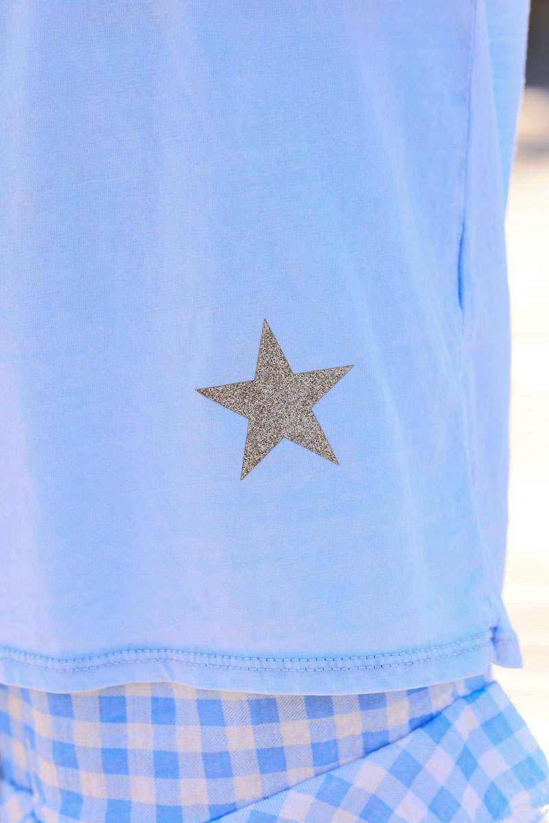 Tshirt bleu ciel délavé col v en coton étoile brillante dorée dans le bas
