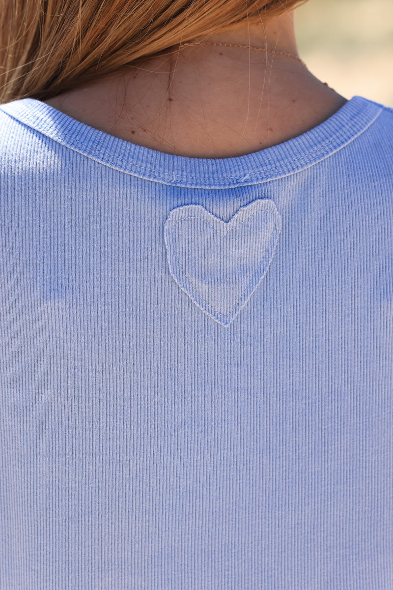 Tshirt bleu ciel en coton côtelé fleurs en denim effet usé col rond