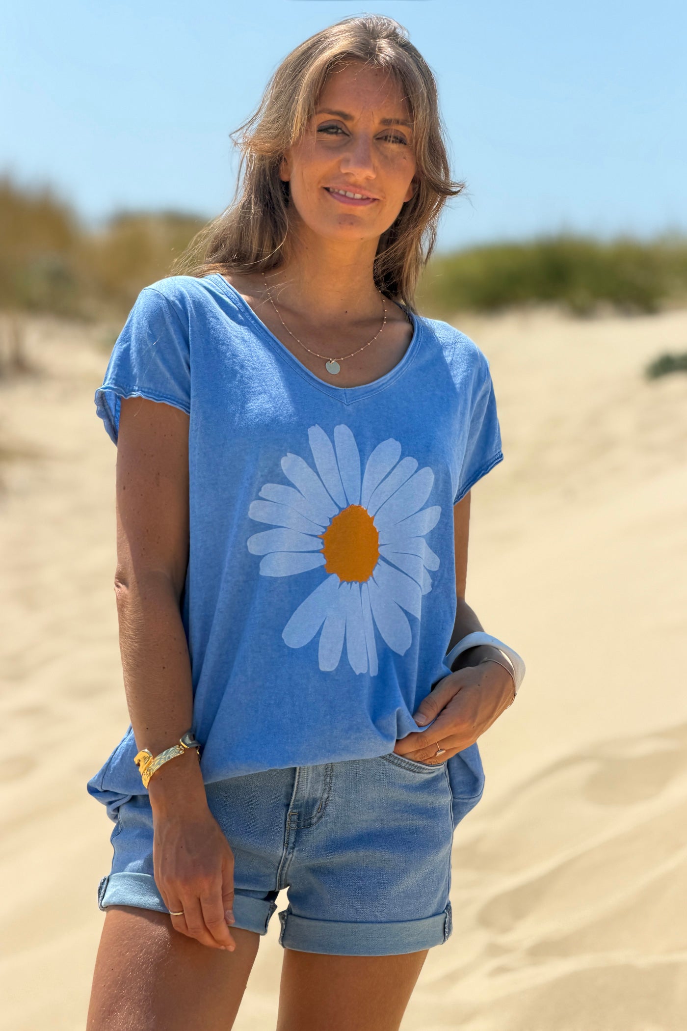 Tshirt bleu roi délavé en coton col v motif marguerite