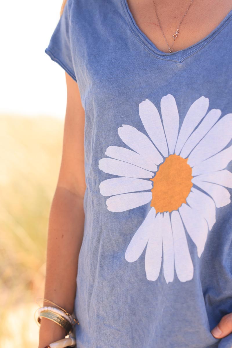 White V-neck cotton t-shirt with large dusty blue daisy print