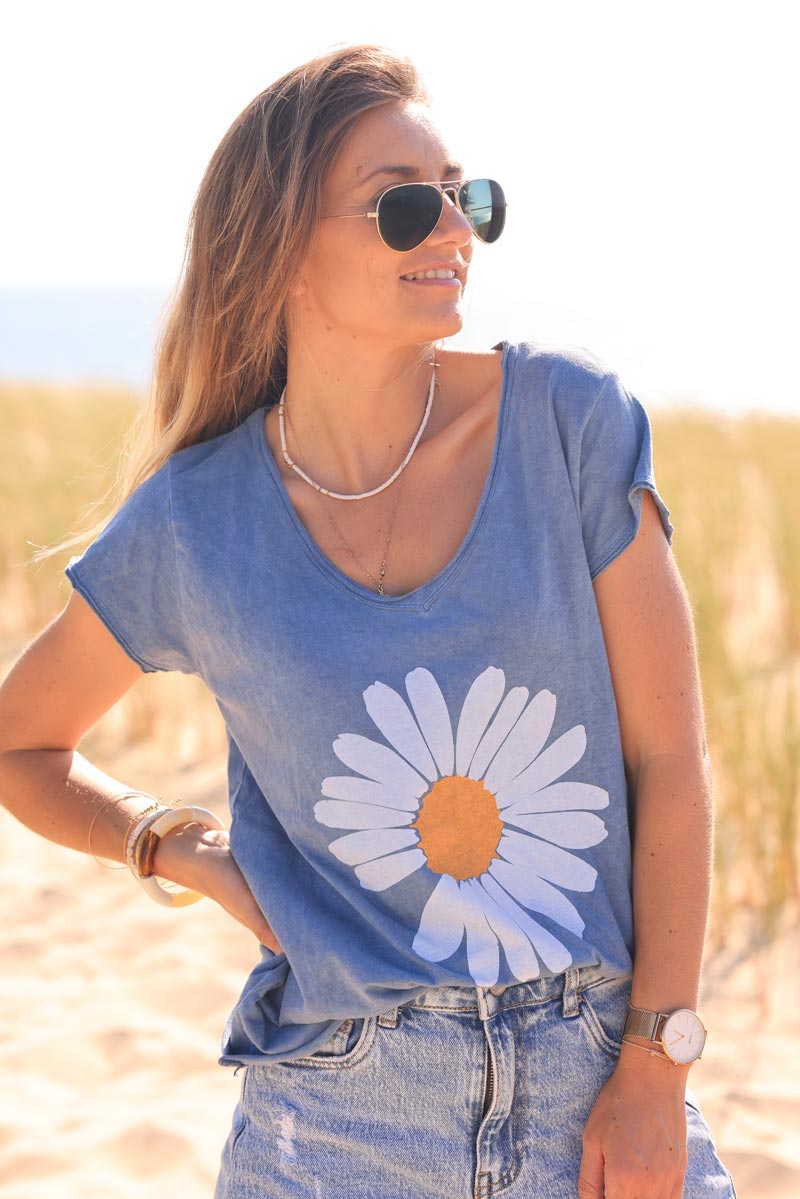 White V-neck cotton t-shirt with large dusty blue daisy print