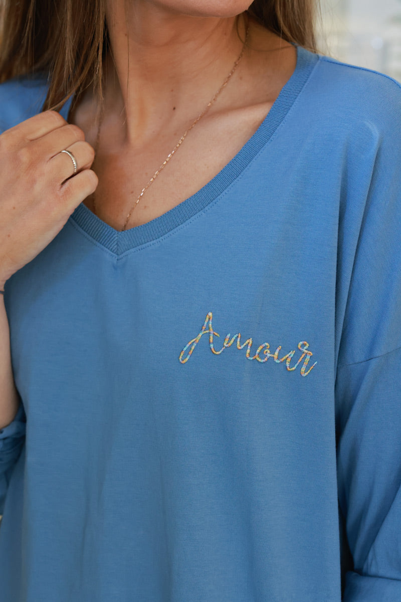 T-shirt bleu jean en coton manches longues broderie Amour fils colorés col v