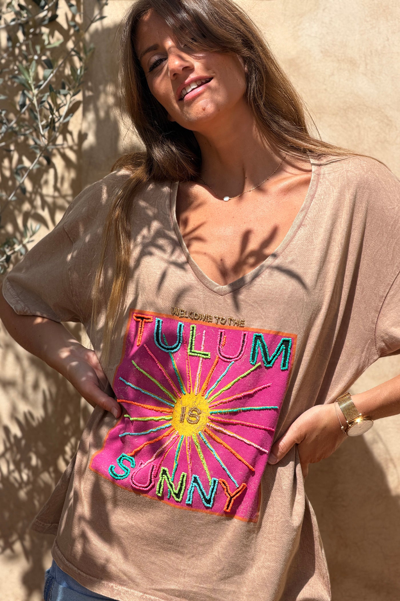 Tshirt camel délave détails Tulum is Sunny en perles colorées col v