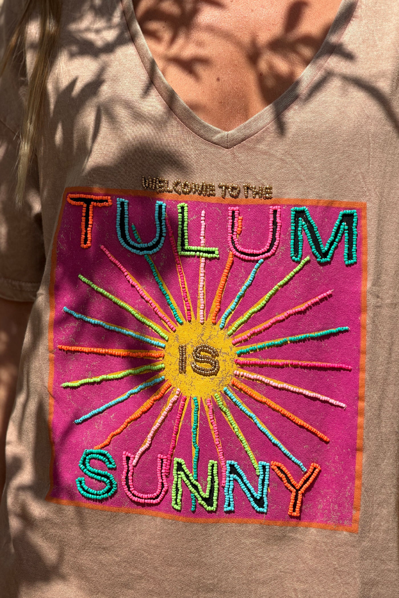 Tshirt camel délave détails Tulum is Sunny en perles colorées col v