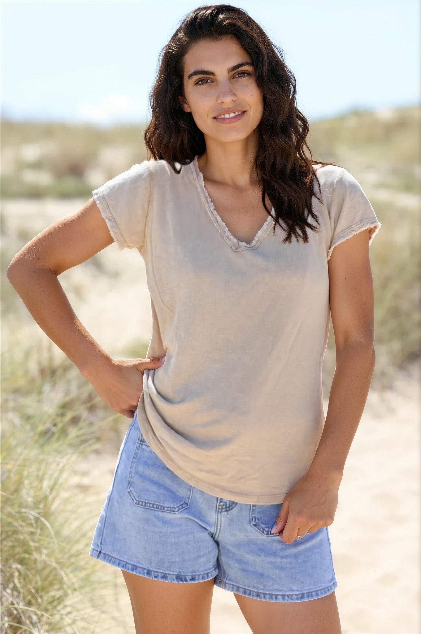 Camiseta de algodón elástico camel lavado con pequeños remates de flecos