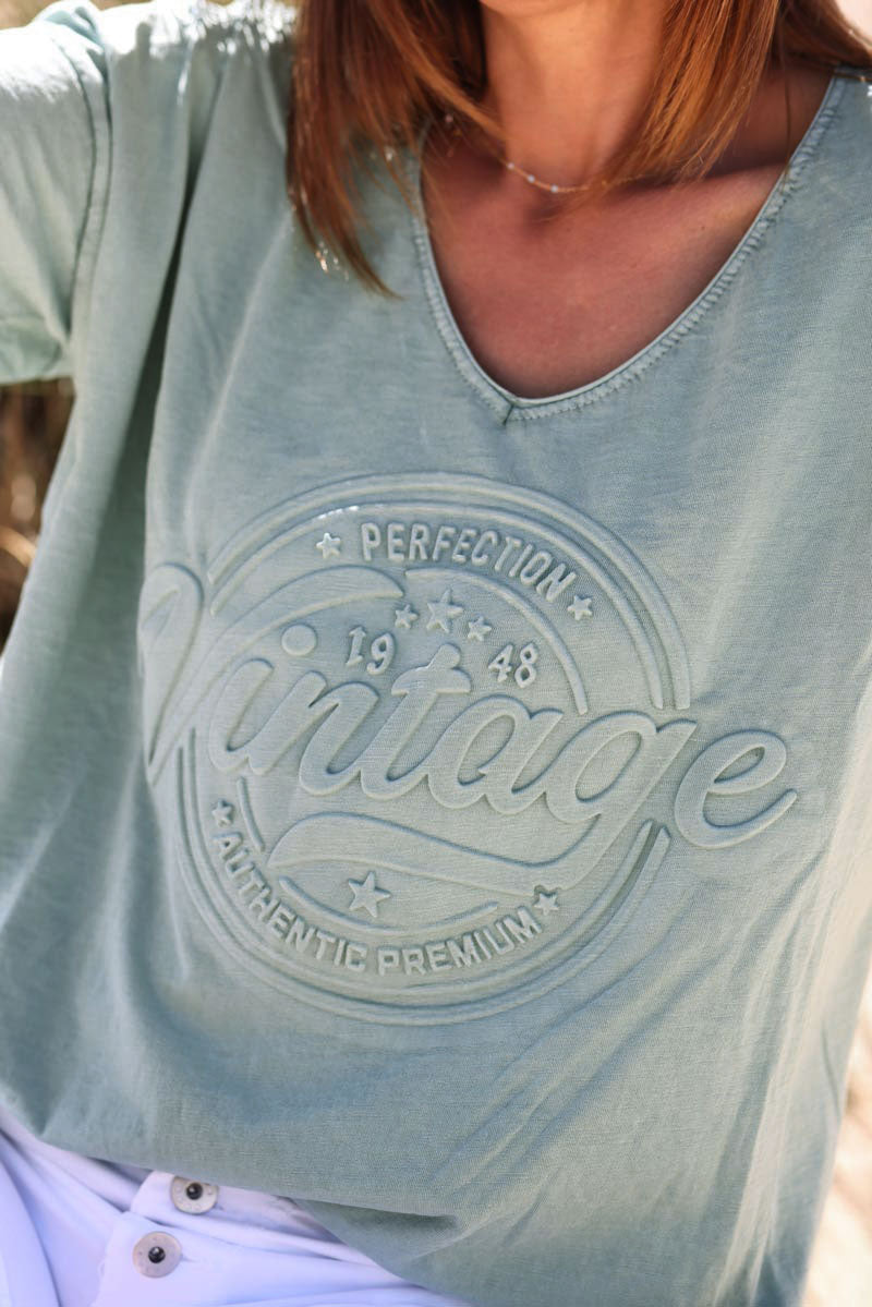 Camiseta holgada de manga corta verde celadón con logo vintage en relieve