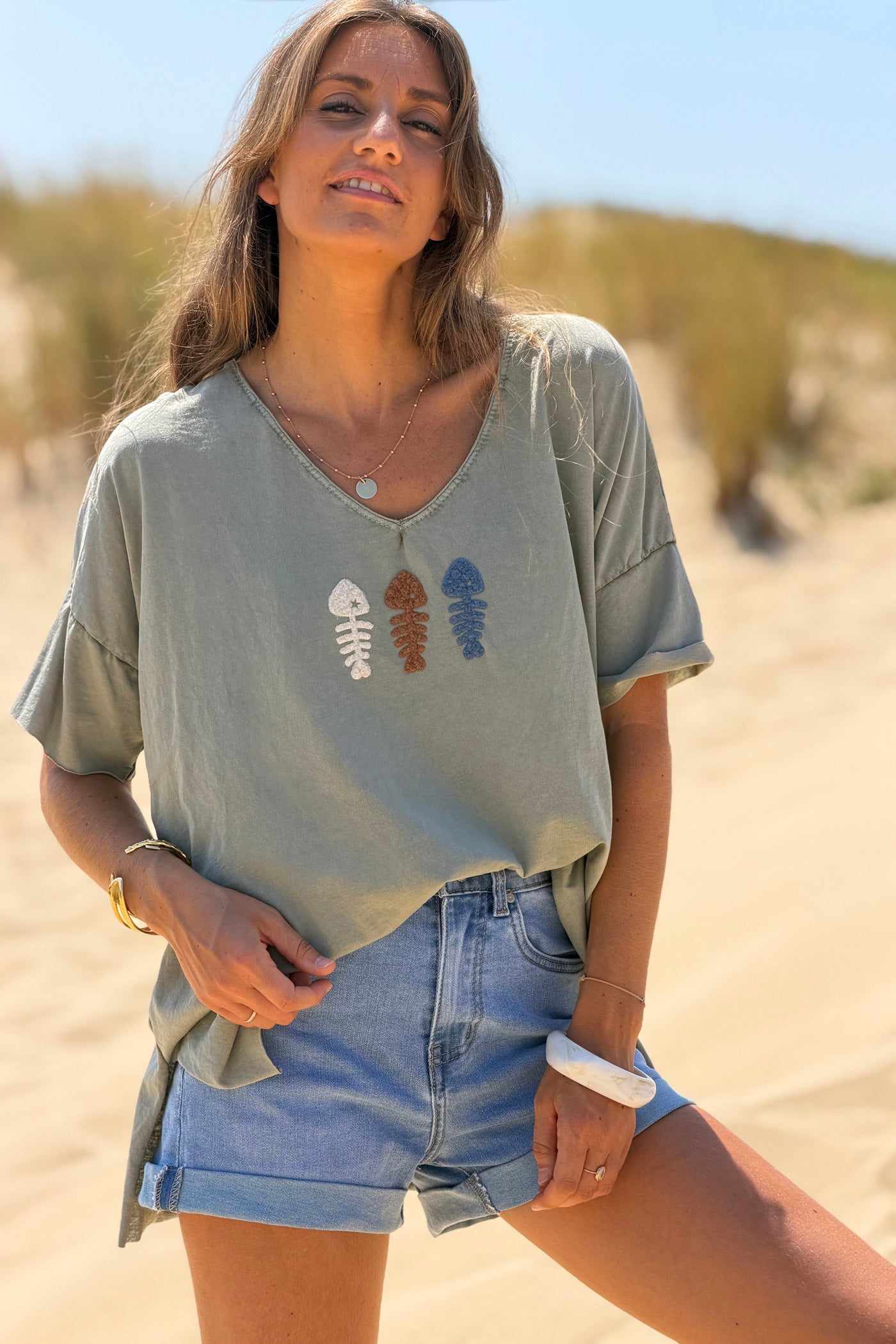Tshirt coupe loose col v kaki délavé trio poisson en bouclettes