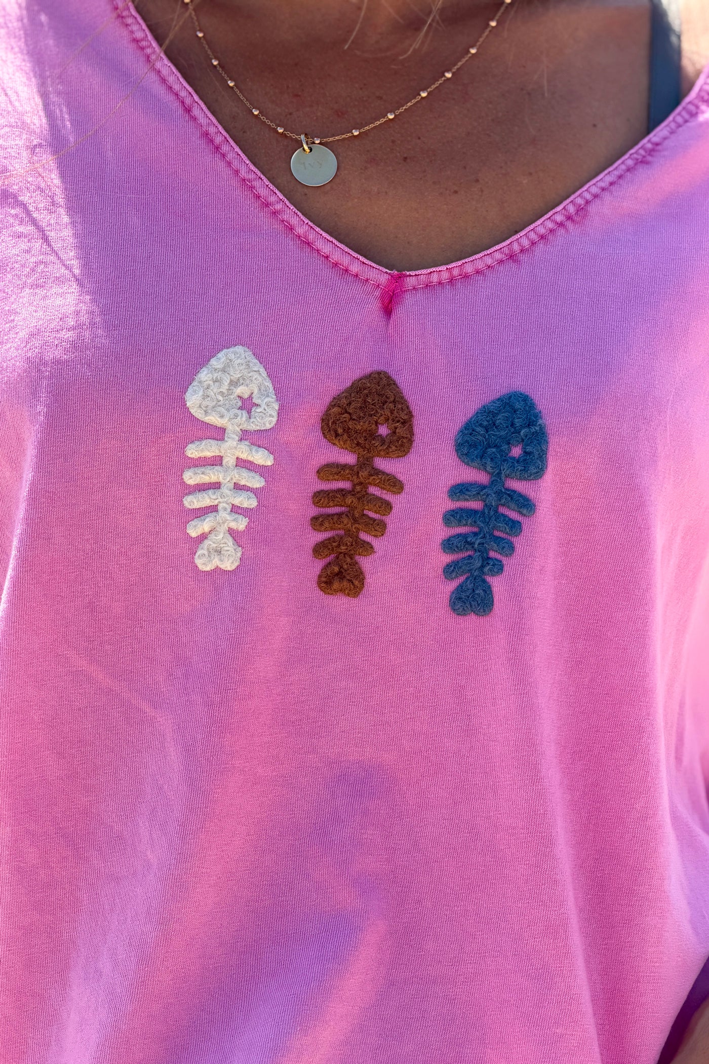 Tshirt coupe loose col v rose délavé trio poisson en bouclettes