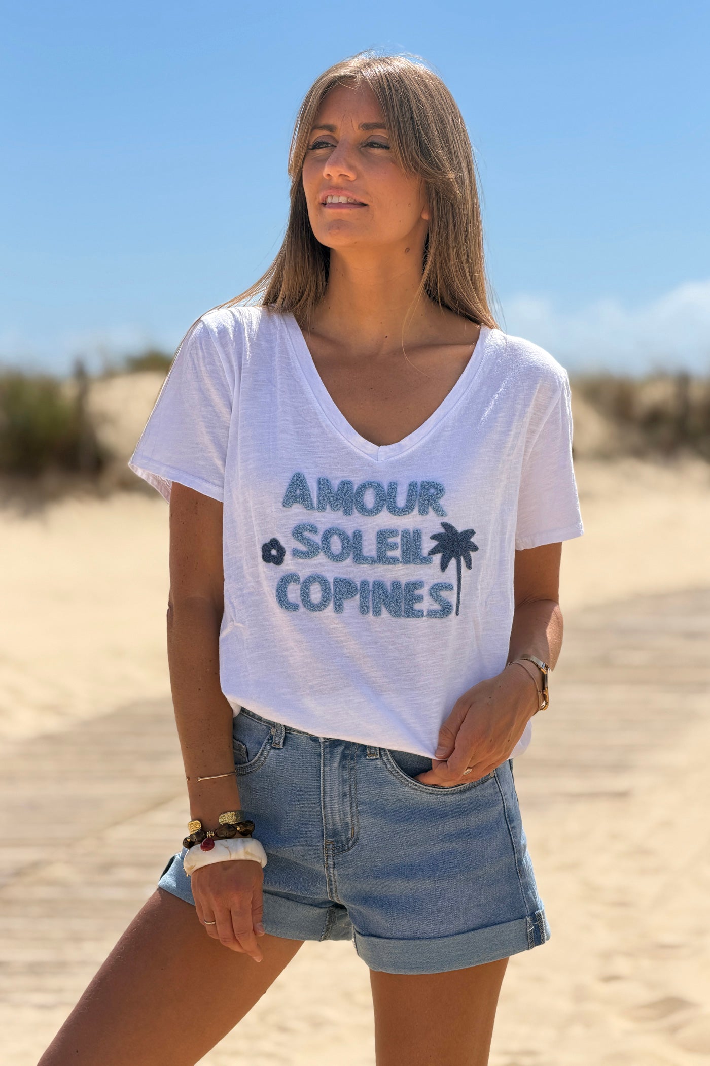 Tshirt en coton blanc broderie bouclettes éponge bleu Amour soleil copines
