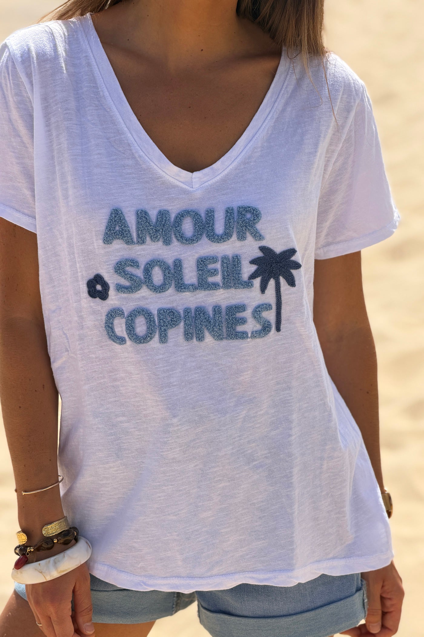 Tshirt en coton blanc broderie bouclettes éponge bleu Amour soleil copines